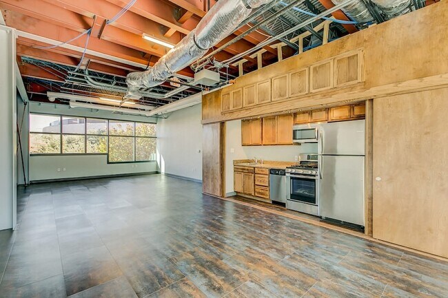 Building Photo - 1006 Houston St