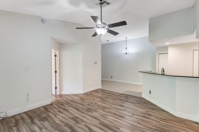 Building Photo - ** IBIS CLUB ** 3 BED / 2 BATH - CONDO - G...