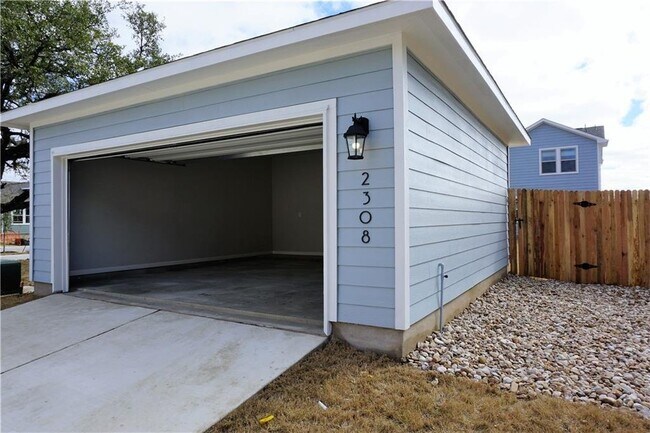 Building Photo - 2308 Pecan Island Dr