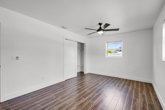 Building Photo - 204 W Whitney Dr