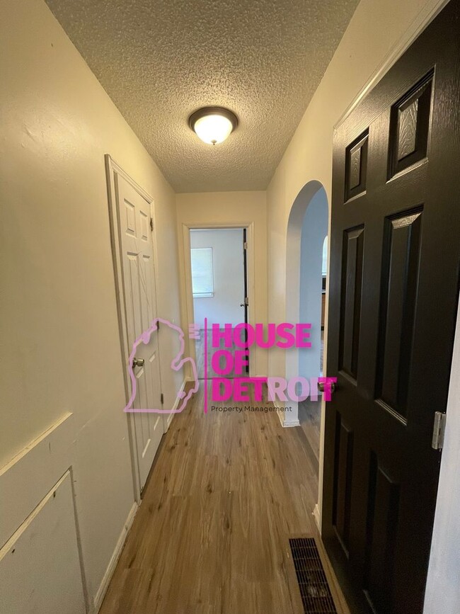 Building Photo - 2 BEDROOM | 1 BATH | FREE PRE SCREEN