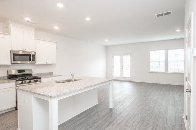 Building Photo - Beautiful 3 bedroom townhome in Sugar Hill close to Hwy 85!