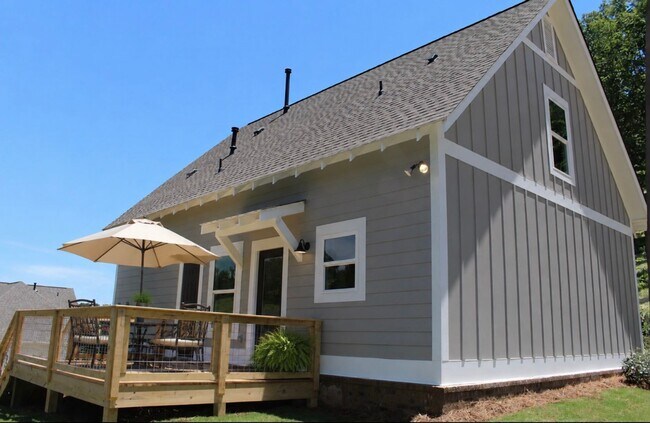 Building Photo - 3 Bedroom Home with Fenced in Backyard!