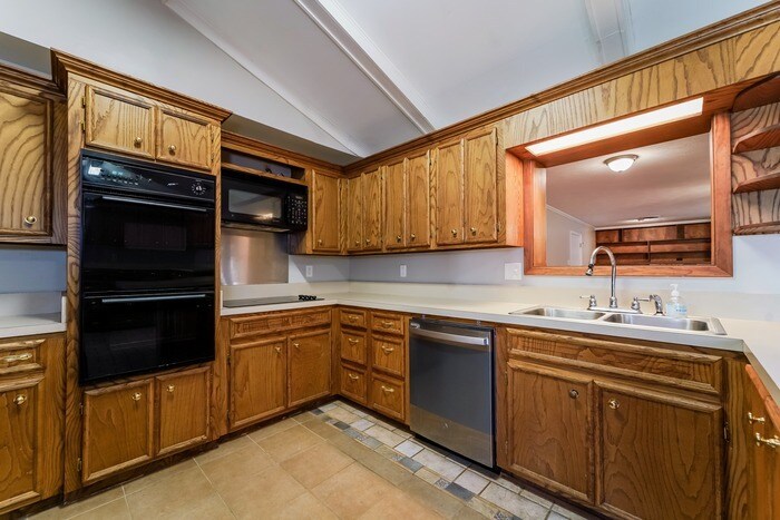 Building Photo - 2377 Napoleon Ave