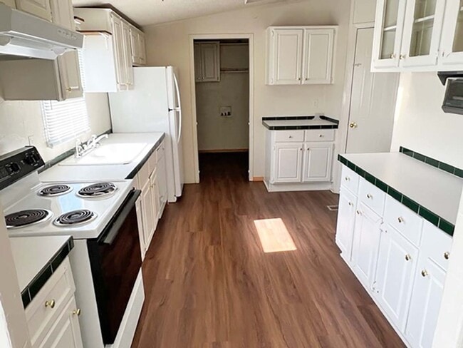 Building Photo - Great 4 Bdrm 2 Bath Manufactured Home in R...