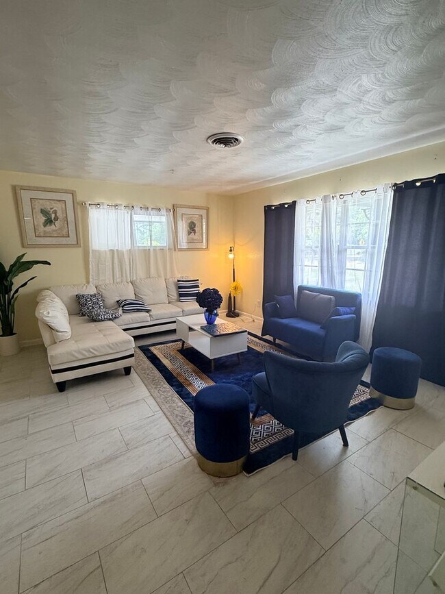 Building Photo - Beautifully Remodeled and updated Longwood beauty!  Call SHEILA C 407-687-7900