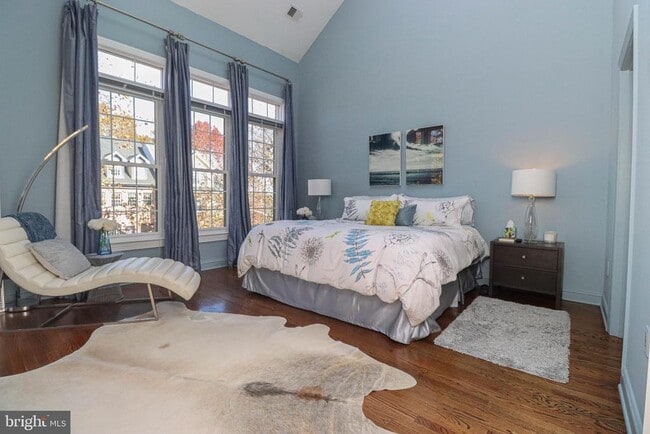 Building Photo - 1596 N Colonial Terrace