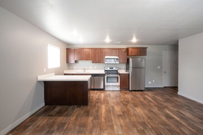 Building Photo - Awesome 2 Story Townhome in Vineyard w/ attached 2 car garage!