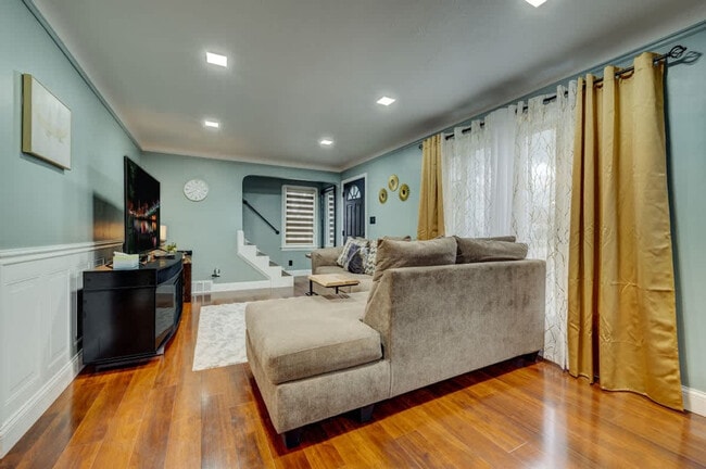 Building Photo - 3855 Grosvenor Rd