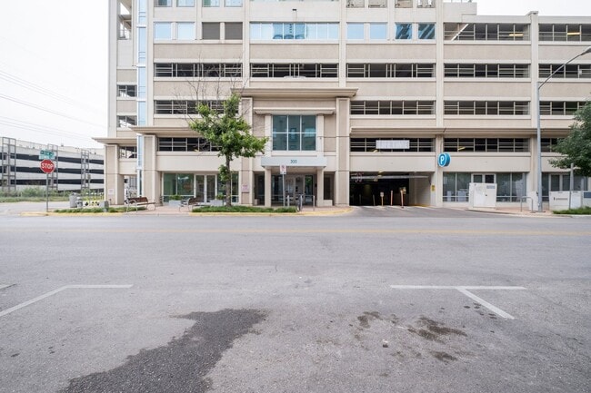 Building Photo - Luxurious 2 Bedroom, 2 Bath High Rise in Downtown Austin