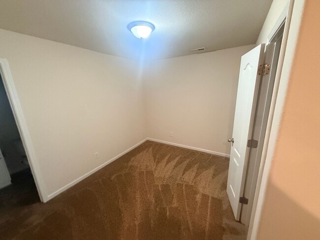 Building Photo - Beautiful townhome minutes from uptown