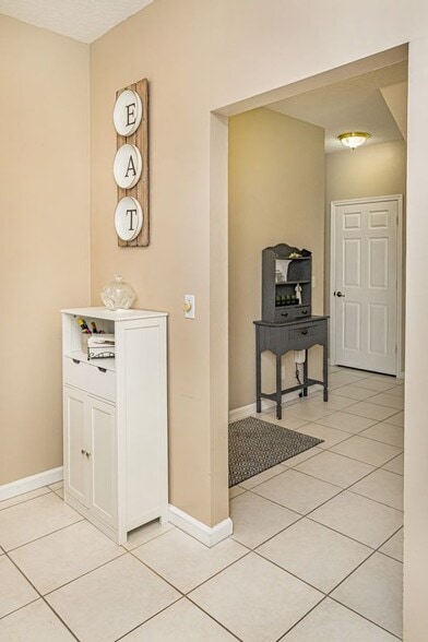 Building Photo - 1651 Hawthorne Pl