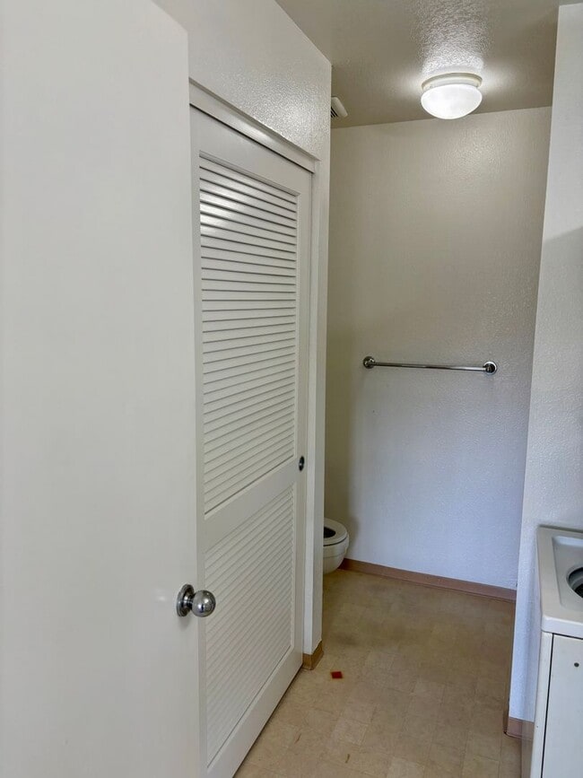 Building Photo - Studio, 1 Bath Apartment with 1 Assigned P...