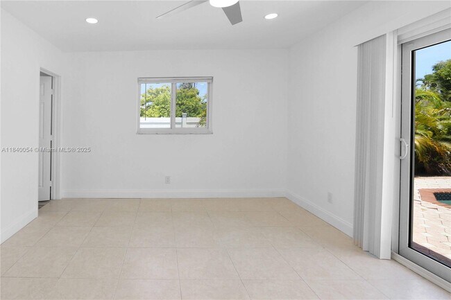 Building Photo - 1110 S 14th Ave