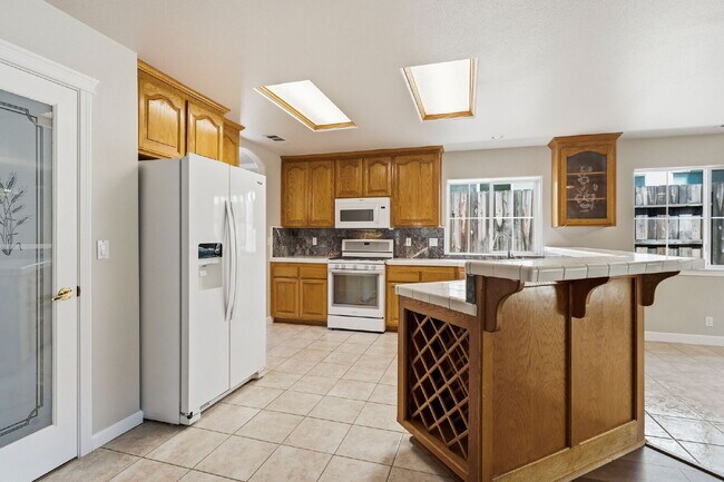 Building Photo - Executive Rental in Gold Hills