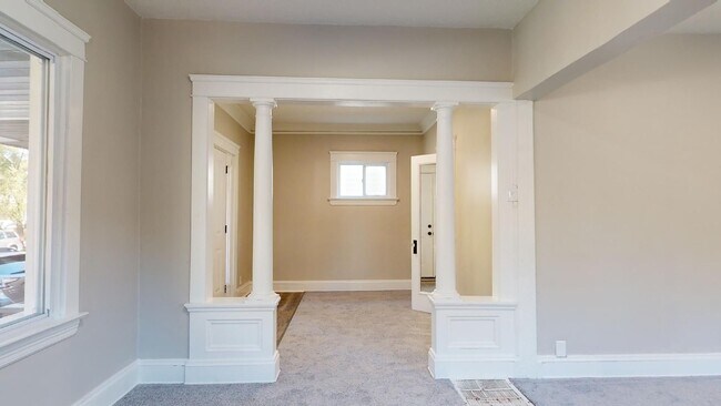Building Photo - 3915 Hyde Ave
