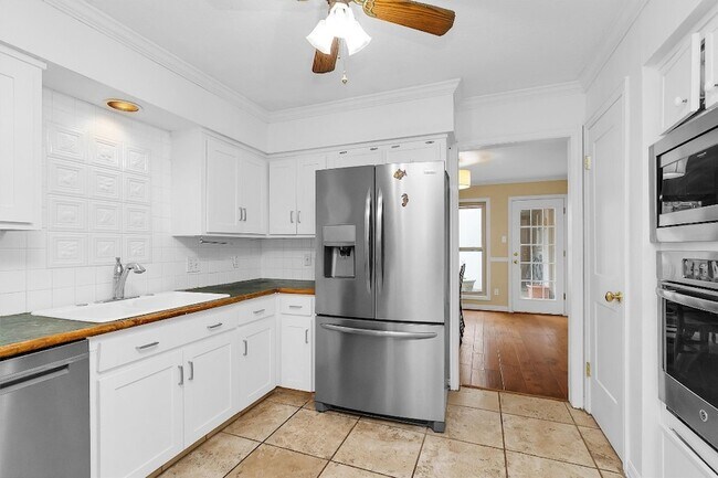 Building Photo - 11634 Southlake Dr