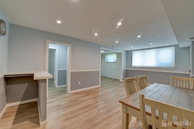 Building Photo - 382 College Dr