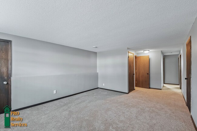 Building Photo - 4 Bedroom Home in Brooklyn Center