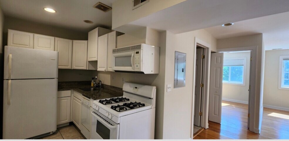 Building Photo - 5953 N Kenmore Ave