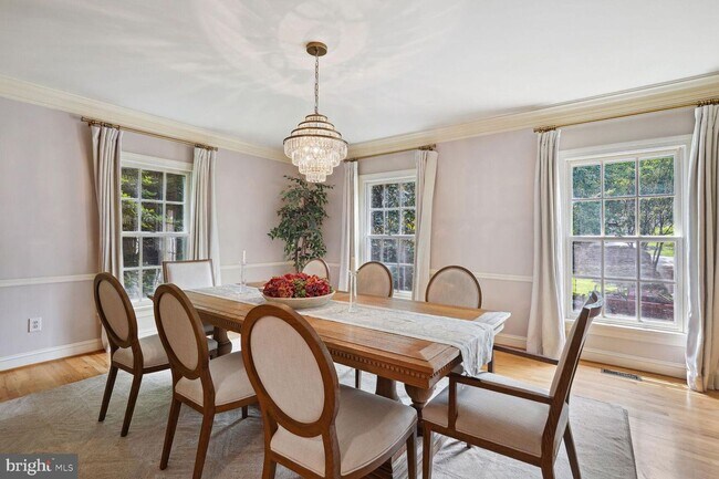 Building Photo - 5 Bed 4.5 Bath - Bethesda len Echo Heights...