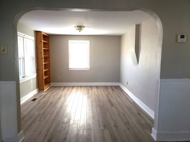 Building Photo - 1 or 2 bed/1 bath house for rent in Newton