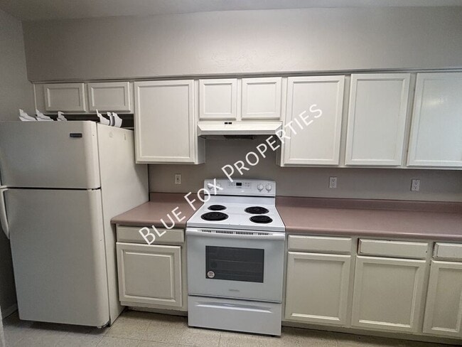 Building Photo - 110 W Delano St