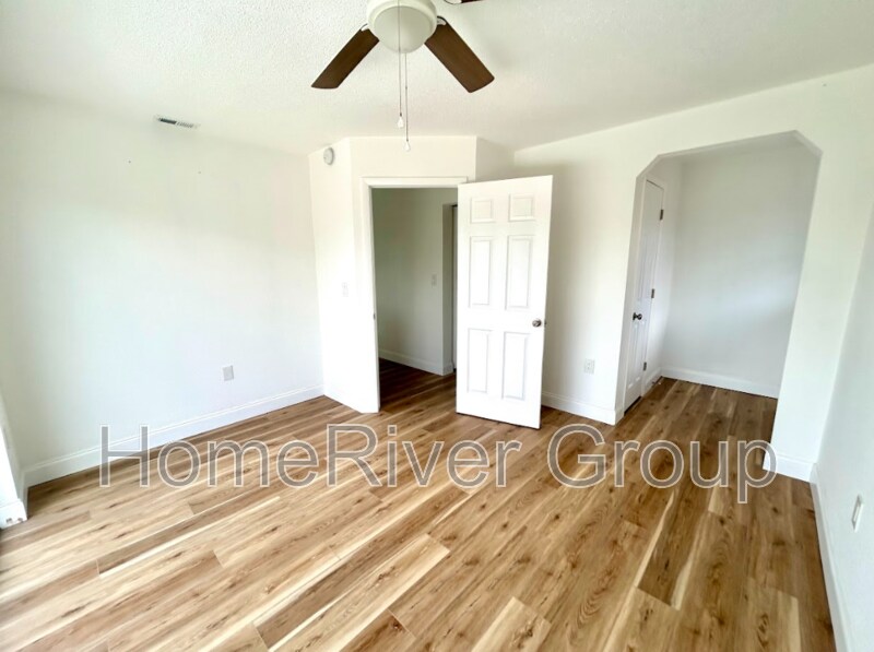 Building Photo - 565 Clearview Dr