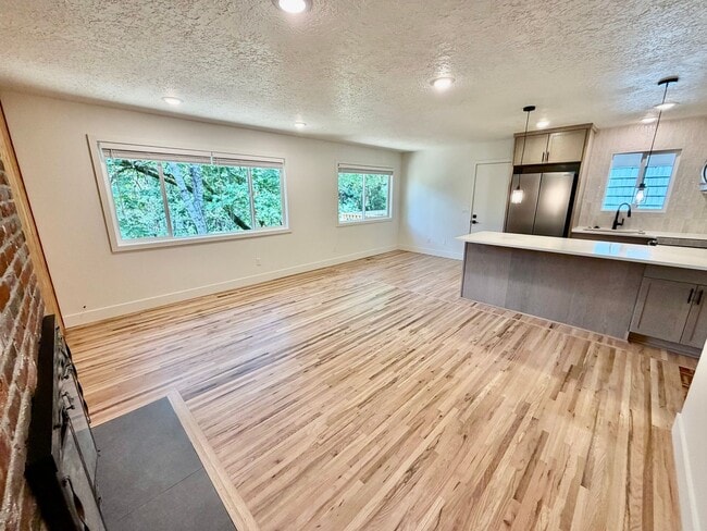 Building Photo - Freshly Remodeled 5bd/2.5bath Home w/ Daylight Basement in Heart of Multnomah Village