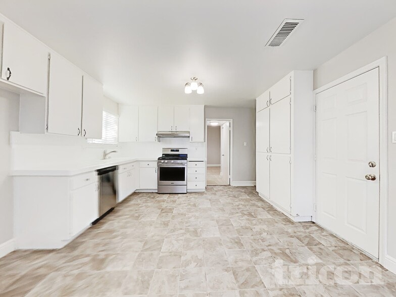 Building Photo - 4673 Tallyho Dr