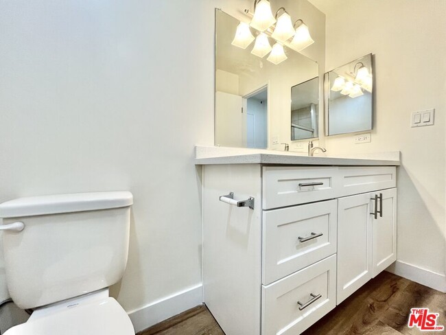 Building Photo - 1784 N Sycamore Ave