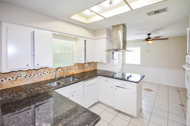 Building Photo - 8407 Edgemoor Dr