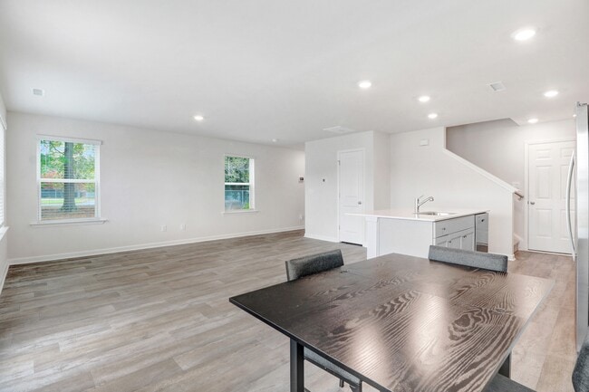 Building Photo - 156 Seymour Vlg Dr