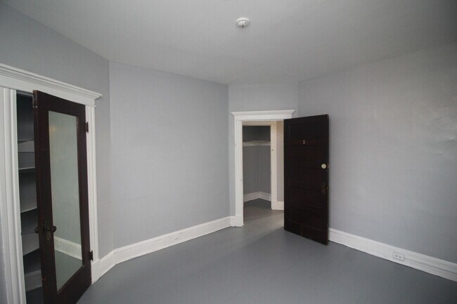 Building Photo - 2026/2027 JHU Off-campus Large 5bd/2.5ba home w/ Parking Spot! Available 6/9/26