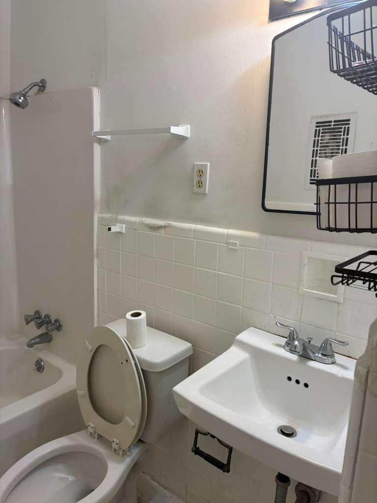 Building Photo - 228 Melrose Dr