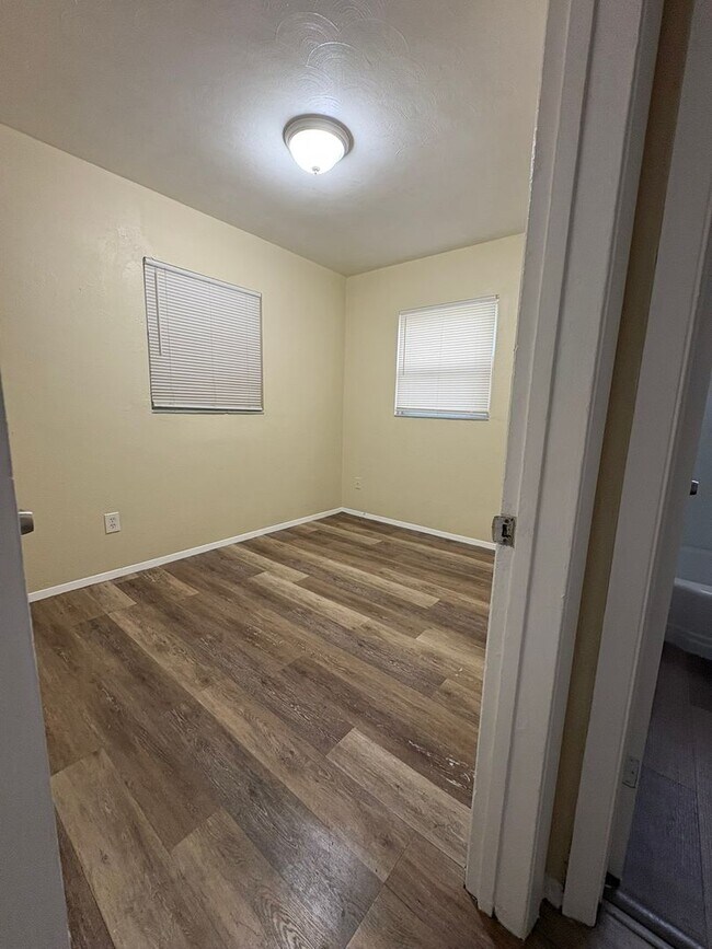 Building Photo - 1733-1735 Grove St S