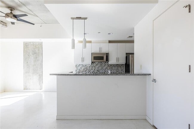 Building Photo - 335 W Ponce de Leon Ave