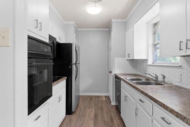 Building Photo - $500 off first months rent