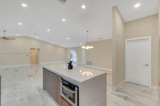 Building Photo - 10425 NW 48th Manor