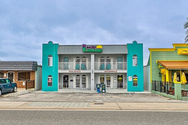 Building Photo - AVAILABLE MARCH 15TH 2026 -Downtown Flagler Beach Furnished 3 bedroom 1 bath!