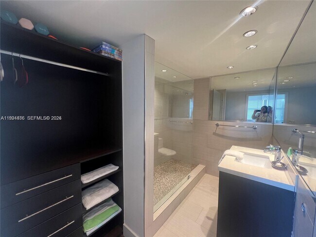 Building Photo - 5313 Collins Ave