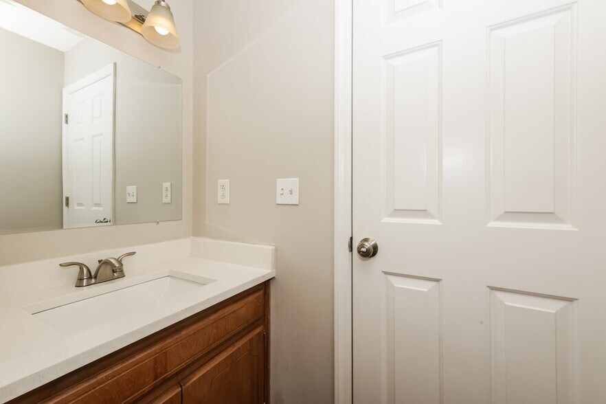 Building Photo - 2906 Kedzie Dr