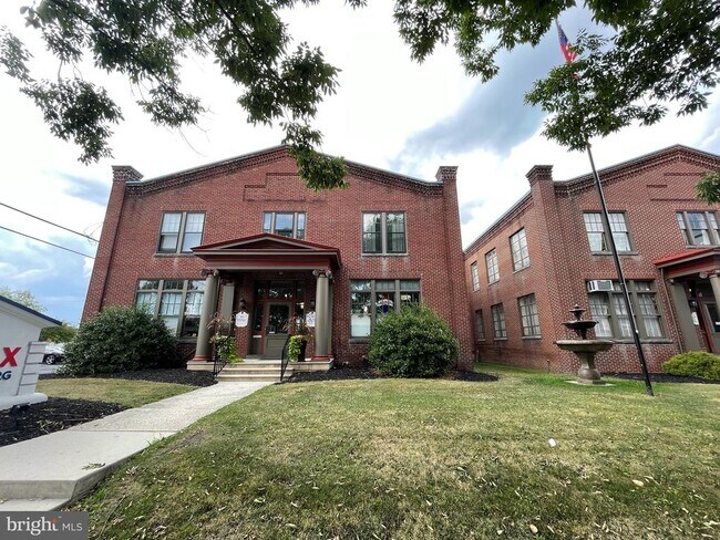 Building Photo - 302 York St