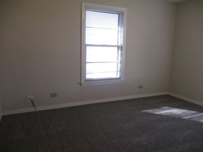 Building Photo - $1800 - 3/2 Country Home Close to Downtown...