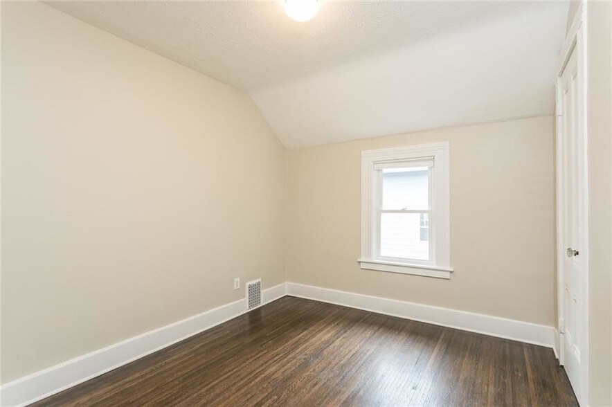 bedroom - 513 Oxford St