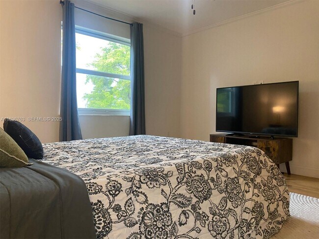 Building Photo - 753 Michigan Ave