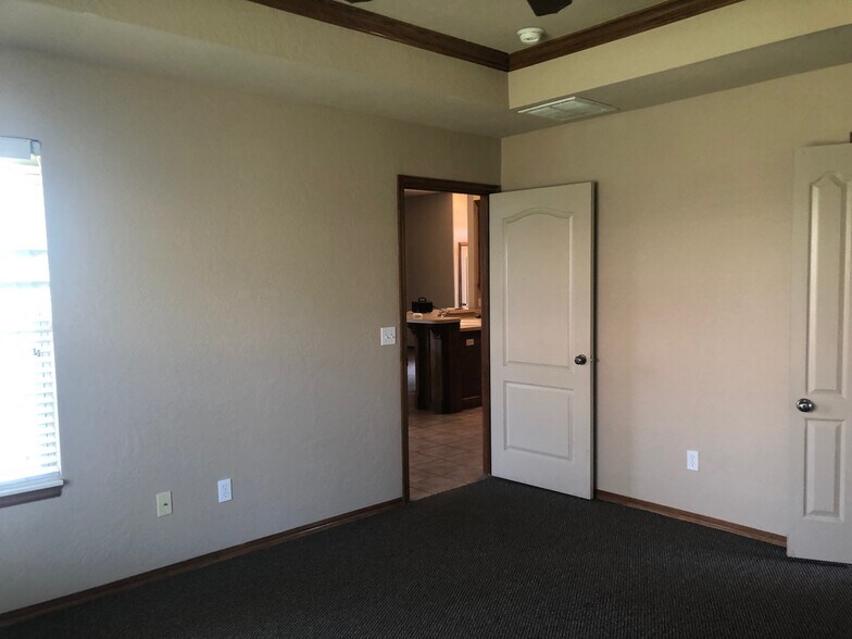 Building Photo - 3604 Kensington Dr