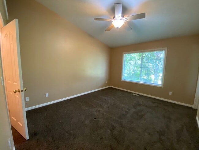 Building Photo - 5 bedroom / 3 bathroom Single Family Home