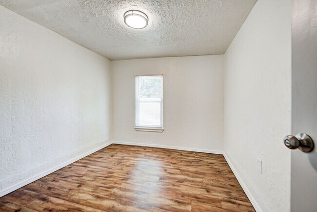 Building Photo - 204 S Stewart Ave