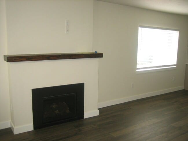 Building Photo - 1065 Garnet St NE